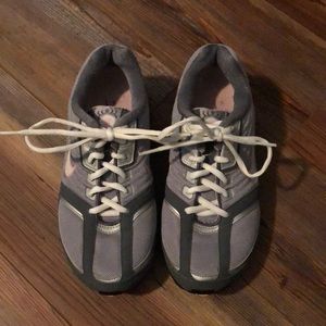 Size 6 Nike Gray & pink tennis shoes